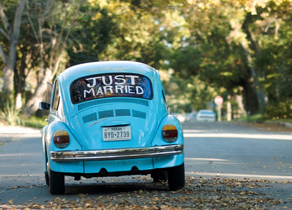Image of the back of a vintage turquoise color VW Beetle with the words Just Married written across the back window using Chalk Ink Artista Pro semi-permanent 15mm bold tip liquid chalk marker